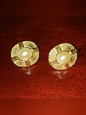 NWOT GOLD TONE COSTUME JEWELRY EARRINGS WITH FAUX PEARLS